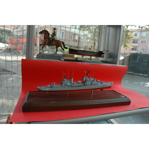 TCG MAREŞAL FEVZİ ÇAKMAK  D351  MUHRİBİ  MAKETİ  ( 37 cm )